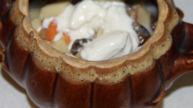 1. Этап. Картошка, тушенная с шампиньонами в сметане: Раскладываем ингредиенты по горшочкам для запекания. Сверху вливаем 100 мл воды и добавляем 2 ст.л. сметаны. Отправляем горшочки в духовку на 1 час, температура — 180 градусов.