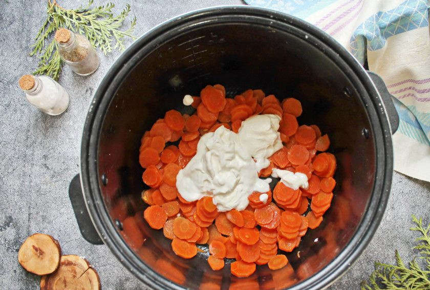 1. Этап. Морковь в сметане в мультиварке: Готовую морковь посолите, поперчите, добавьте сметану, перемешайте.