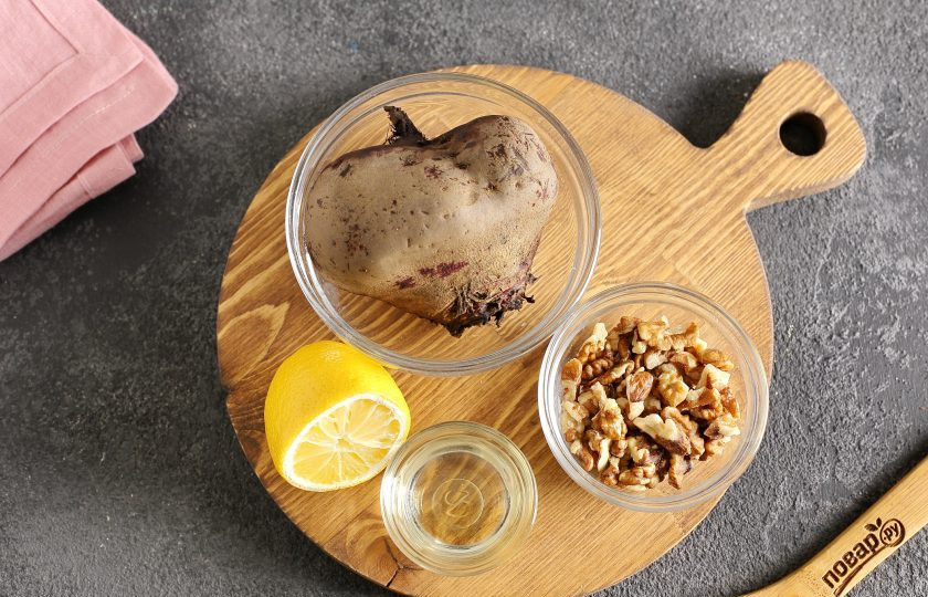 1. Этап. Диетический салат со свеклой: Подготовьте все ингредиенты. Свеклу можно как отварить, так и запечь в духовке.