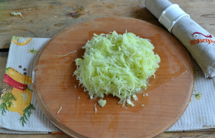 1. Этап. Пышные оладьи из кабачков: Кабачок натрите на мелкой терке, лишнюю жидкость отожмите.