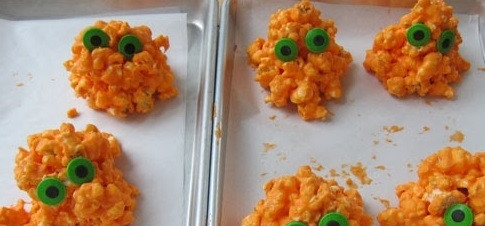 1. Этап. Монстры из попкорна на Хэллоуин: 3. Пока масса - липкая, прикрепите монстрам глаза. В магазине можно найти конфеты такой формы.