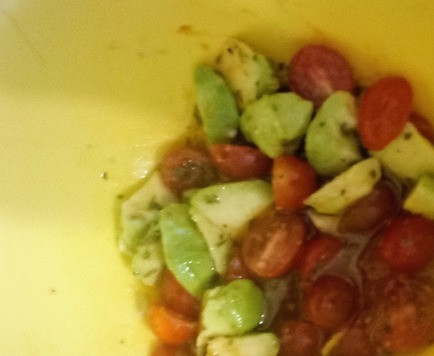 1. Этап. Чили но карне: Тем временем, приготовить сальсу, в отдельной салатнице смешав авокадо, помидоры, кориандр, цедру и сок одного лимона, соль, а также красный жгучий перец. Заправить сальсу растительным маслом.