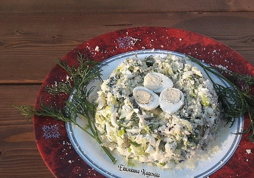 1. Этап. Салат Перепелиное гнездо: В емкости смешать курицу, огурцы, салатные листья, куриное яйцо. Добавить заправку, перемешать. На тарелку для подачи выложить салат в виде «гнезда», в середине сделать небольшое углубление. Посыпать «гнездо» пармезаном. В «гнездо» положить перепелиные яйца. Тарелку украсить укропом. Волшебно вкусно! Готовьте — будет вам дома ресторанная еда!