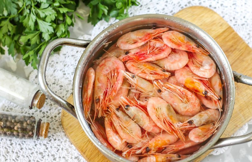 1. Этап. Креветочная паста: Вскипятите в кастрюле воду и выложите в нее креветки. Так как они замораживаются уже отварными, то вам потребуется всего лишь 3-4 минуты, чтобы они оттаяли и внутри. Не переваривайте морепродукты, чтобы они не получились резиновыми на вкус.