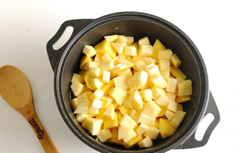 1. Этап. Овощное рагу с картошкой: И нарезанный кубиками кабачок. Если кабачок молодой, то шкурку можно оставить.