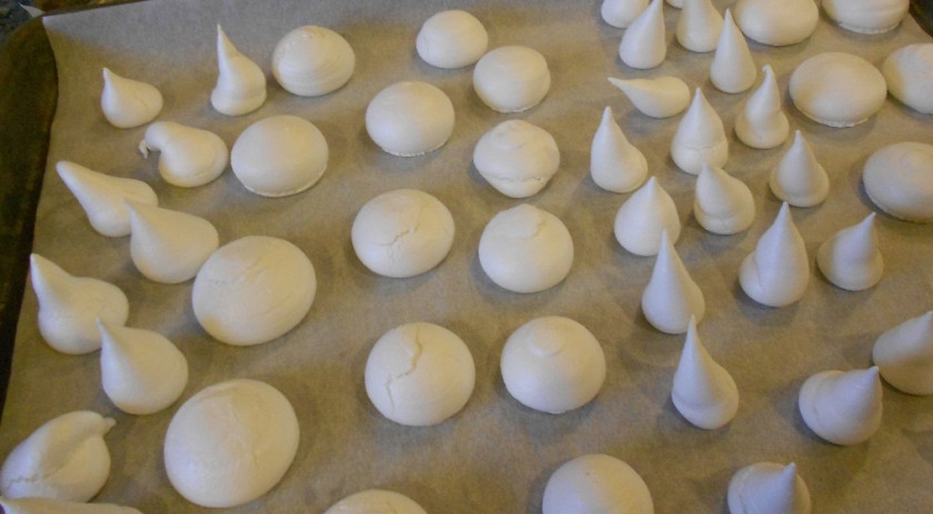 1. Этап. Печенье Шампиньоны с крахмалом: 2. Теперь аккуратно формируем на противне 