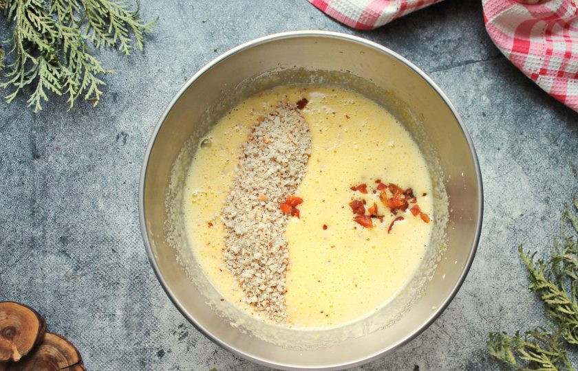 1. Этап. Морковный торт с апельсиновым курдом: Добавьте в массу орехи и половину измельченной цедры апельсина, перемешайте.