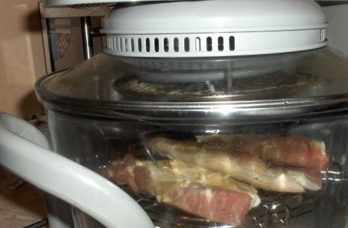 1. Этап. Сало с перцем и чесноком: Сало смазываем жидким дымом, даем ему полежать часик на тарелочке. Затем смазываем среднюю решеточку растительным маслом, выкладываем на нее сало (шкуркой вниз) и готовим 10 минут при температуре 235 градусов. Затем еще 20 минут при температуре 150 градусов на средней скорости.