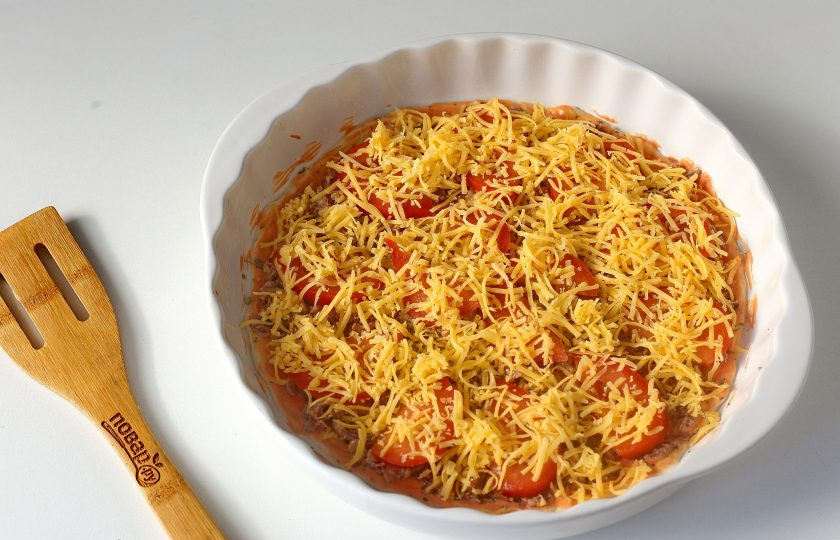 1. Этап. Пицца с тушенкой: Посыпьте пиццу сверху тертым сыром. Готовьте в духовке при температуре 230 градусов около 10 минут.