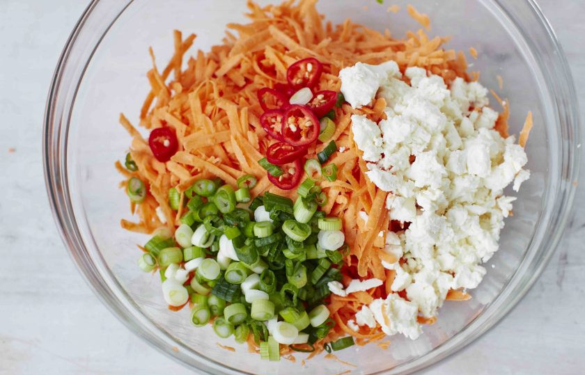 1. Этап. Кексы из батата: 2. Измельчите зеленый лук, сыр фета и перец чили. Добавьте к батату.