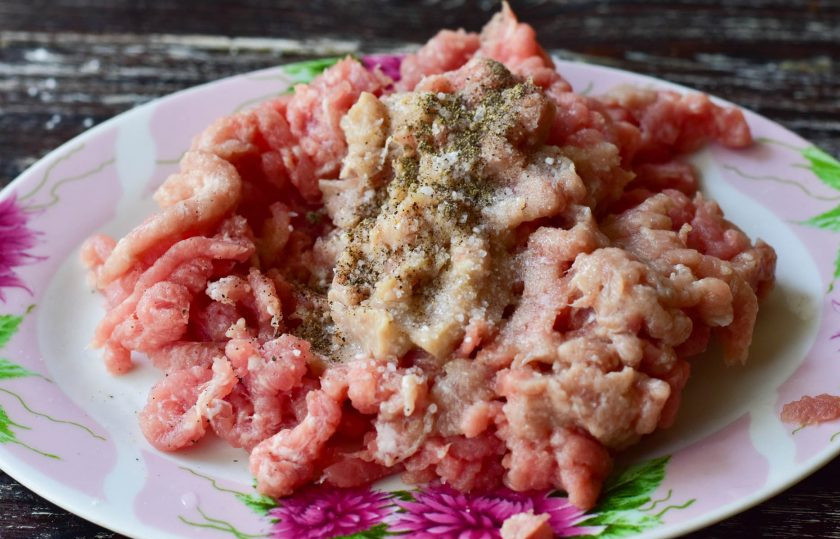 1. Этап. Беляши без яиц: Добавьте соль и перец черный молотый. Перемешайте фарш.