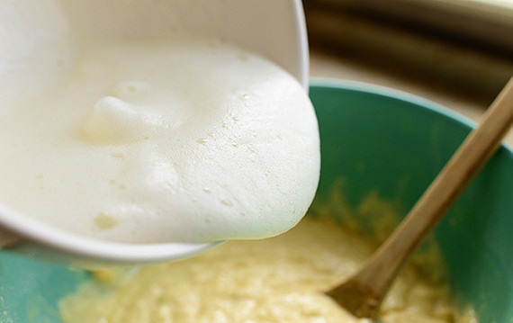 1. Этап. Воздушные бельгийские вафли: 8. 4 белка взбейте до пышности венчиком. Введите в тесто.