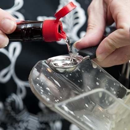 1. Этап. Шоколадный мусс: 3. Сливки охладите и взбейте миксером до густой пены. В процессе взбивания добавьте экстракты ванили и миндаля.