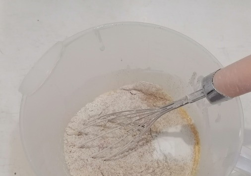 1. Этап. Вафли с яйцом и зеленым луком: Добавить кефир, просеянную муку и разрыхлитель, хорошо перемешать