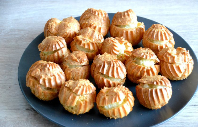 1. Этап. Картофельные профитроли: Наполните профитроли подготовленной начинкой с помощью кондитерского мешка.