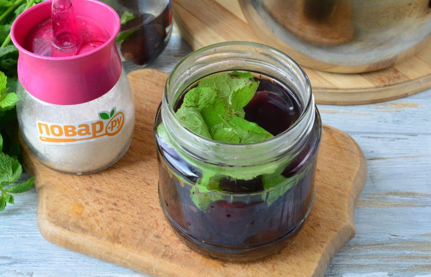 1. Этап. Компот из сливы и мяты на зиму: Залейте сливы с мятой кипящей водой.