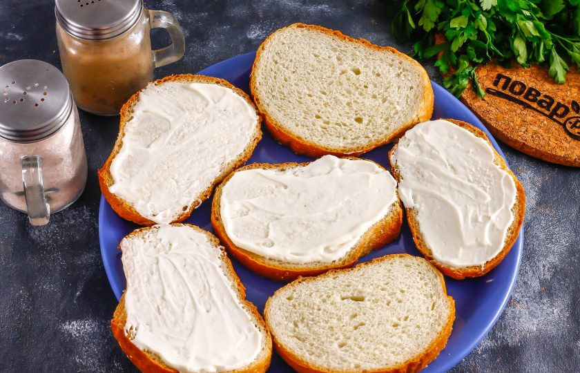 1. Этап. Советские бутерброды: Батон нарежьте ломтиками или приобретите хлебную нарезку. Можно использовать багет, но в советское время хлеба такого вида не было. Обмажьте ломтики майонезом любой жирности, оставляя не обмазанными некоторые из них — на них будут шпроты.