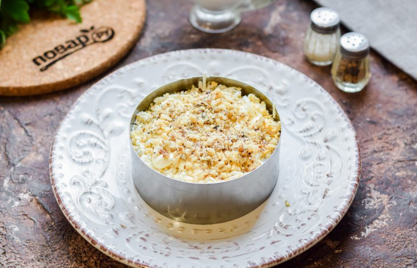 1. Этап. Салат Мачо: Посыпьте салат измельченными орехами и подавайте к столу.