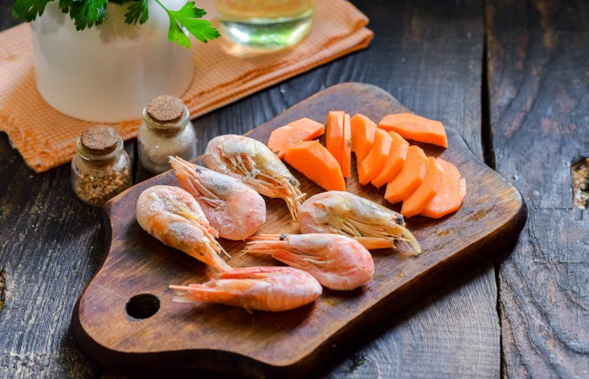 1. Этап. Булгур с овощами и креветками: Морковь очистите и нарежьте небольшими кусочками. Подготовьте креветки.