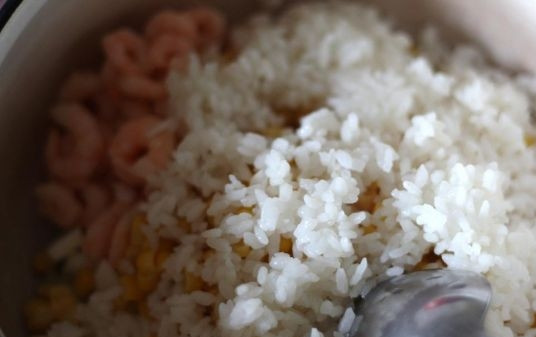 1. Этап. Салат с рисом и кукурузой: Добавляем отваренный и остывший рис. Солим, посыпаем перцем.