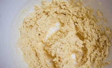 1. Этап. Песочное тесто для пирога с яблоками: 3. Муку просейте и начните всыпать небольшими порциями, постоянно перемешивая. Когда тесто станет довольно плотным, переложите его на рабочую поверхность, присыпанную мукой, и продолжайте замешивать, пока оно не станет нужной консистенции.