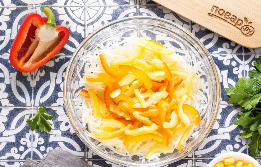 1. Этап. Салат из капусты, перца и кукурузы: Болгарский перец нарежьте соломкой. Добавьте в миску к капусте.