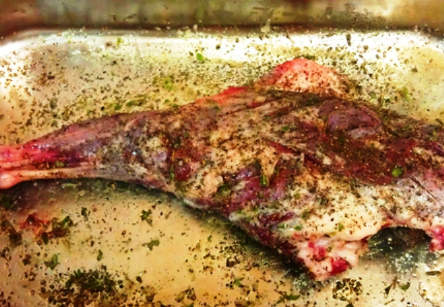 1. Этап. Копченая баранья нога: Сделайте в бараньей ноге несколько хаотичных надрезов и натрите мясо солью, специями, обмажьте оливковым маслом и посыпьте зеленью. Затем уберите её в холодильник на ночь мариноваться. Далее нужно запечь ногу в духовке при 200 градусах до полуготовности и остудить до комнатной температуры.