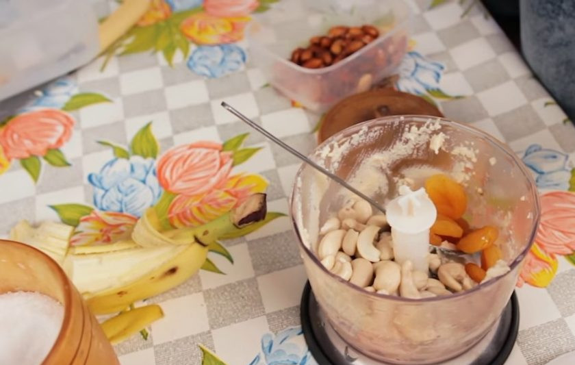 1. Этап. Кешью-кейк (чизкейк без выпечки): 4. Для третьего слоя взбейте курагу (заранее замоченную в воде), мед, воду и оставшийся кешью.