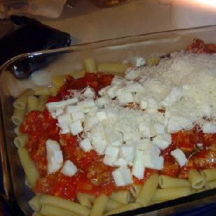 1. Этап. Запеченный Зити: Поливаем макароны соусом, посыпаем сыром, добавляем соли и перца. Приправляем щепоткой красного перца.