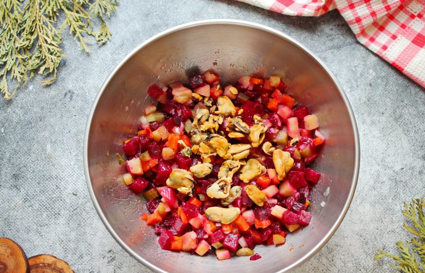 1. Этап. Винегрет с мидиями: Добавьте в винегрет мидии, перемешайте, доведите до вкуса сахаром, солью и подавайте к столу.