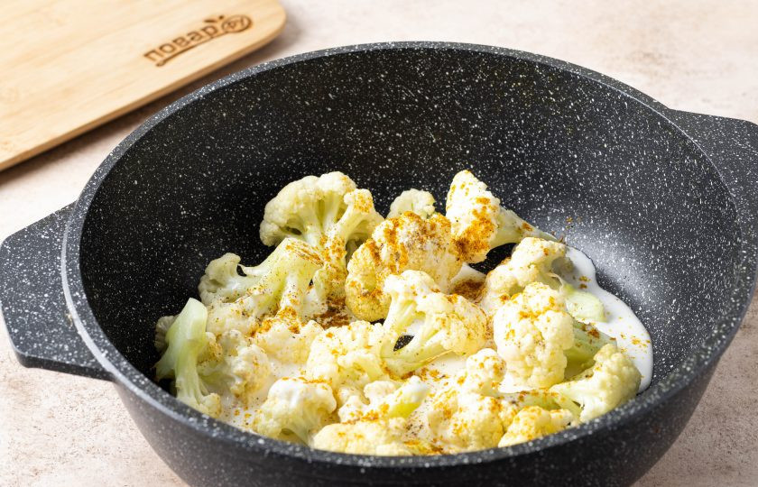 1. Этап. Цветная капуста с карри: Влейте сливки. Приправьте карри черным молотым перцем и посолите. Доведите до кипения на среднем огне и потушите 3-5 минут.