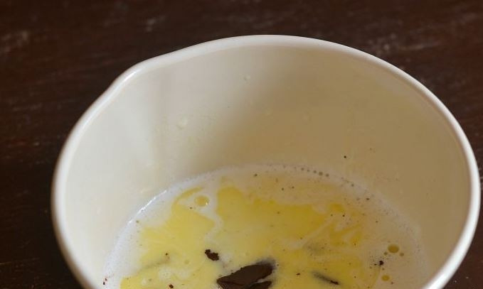 1. Этап. Шоколадный крем со сливками: Порубите плитку шоколада на кусочки и выложите его в сотейник к маслу и сливкам. Можно использовать, как молочный, так и черный шоколад.