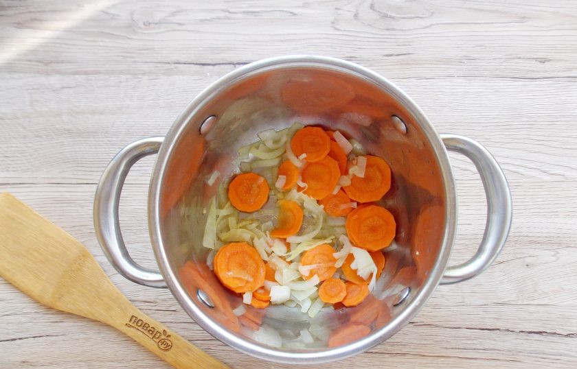 1. Этап. Суп-пюре на курином бульоне: Морковь и лук очистите, помойте и нарежьте произвольно. Выложите в кастрюлю. Налейте подсолнечное масло и поджарьте до прозрачности лука.