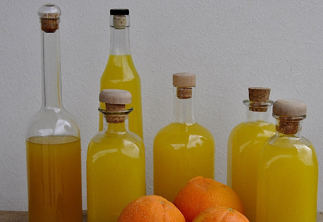 1. Этап. Самогон из апельсинов: 4. Разливаем напиток по стерильным бутылкам, закрываем пробками и храним до момента использования!
