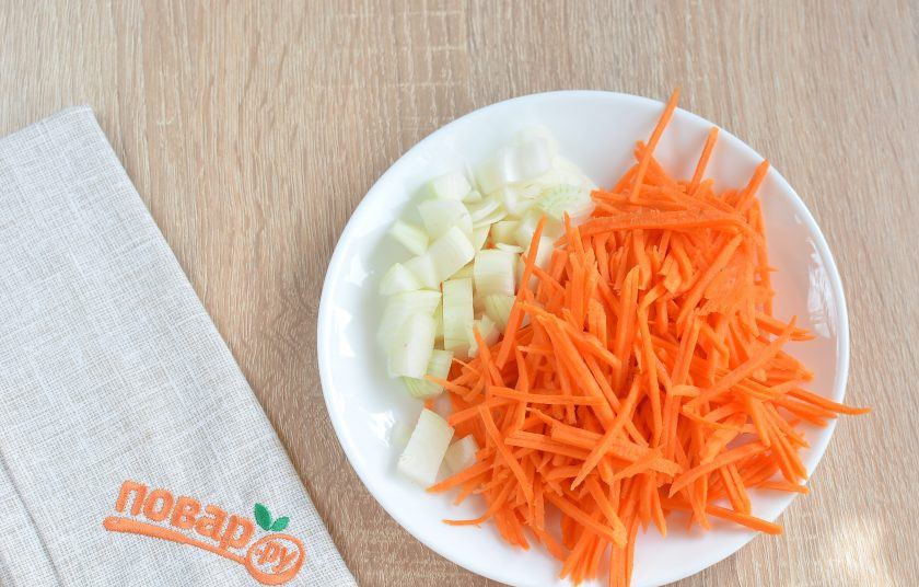 1. Этап. Борщ с лимоном: 5. Лук и морковь очистите. Порежьте лук кубиками или полукольцами, морковь порежьте соломкой. Добавьте овощи к полуобжаренной свекле и жарьте вместе до готовности.