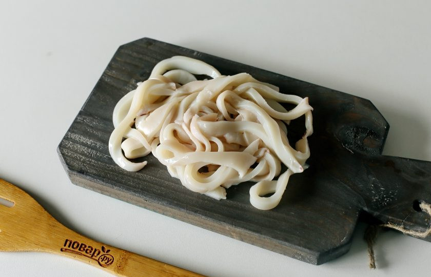 1. Этап. Паста с кальмарами в томатном соусе: Очистите кальмары от пленки, удалите внутренности и хорду, нарежьте соломкой или кольцами.