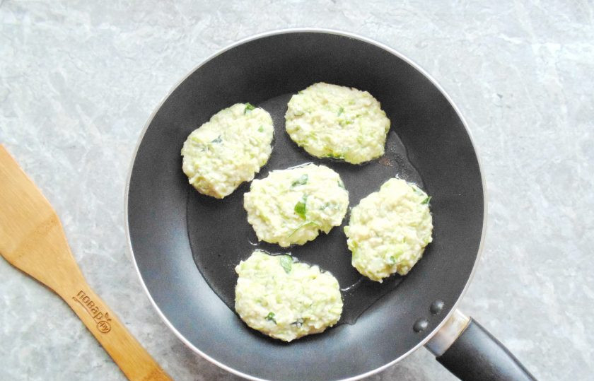 1. Этап. Котлеты из кабачка и цветной капусты: Набирайте ложкой или смоченными руками овощной фарш. Формируйте котлеты и выкладывайте в разогретую с маслом сковороду. Обжаривайте на сковороде с обеих сторон до готовности и румяной корочки.