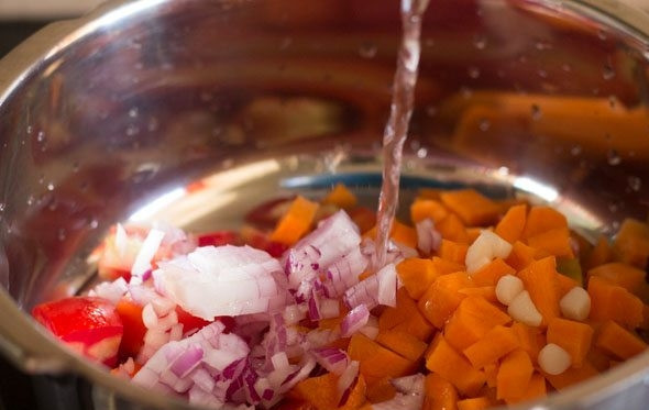 1. Этап. Томатно-морковный суп: 2. Выложите овощи в кастрюлю, залейте водой и поставьте на огонь.