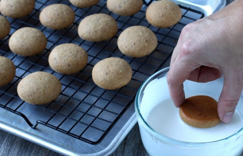 1. Этап. Вкусные пряники: 13. Каждый остывший пряник окуните в глазурь.