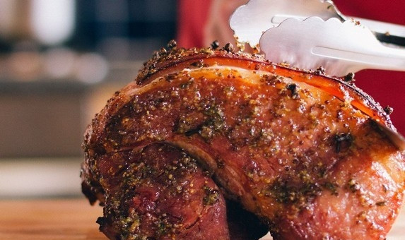 1. Этап. Ветчина в горчично-медовой глазури: Готовую ветчину выложите из формы и оставьте отдохнуть на 20 минут.