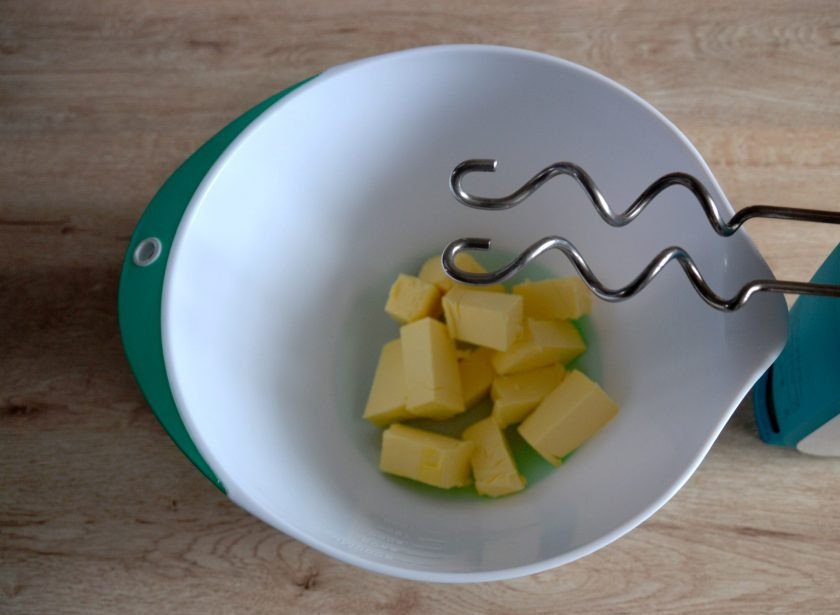 1. Этап. Корзиночки с белковым кремом по ГОСТу: Взбейте размягченное сливочное масло.