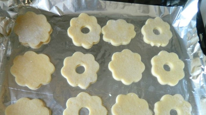 1. Этап. Печенье с вареньем (быстро и просто): 1. Смешаем молоко, масло и чуть взбитые яйца. Добавим сахар, ванильный сахар, разрыхлитель и муку. Мешаем, пока не будет однородное тесто. Раскатаем, а потом при помощи формочек вырежем печенье. Выпекаем его при температуре 150 градусов 15 минут.