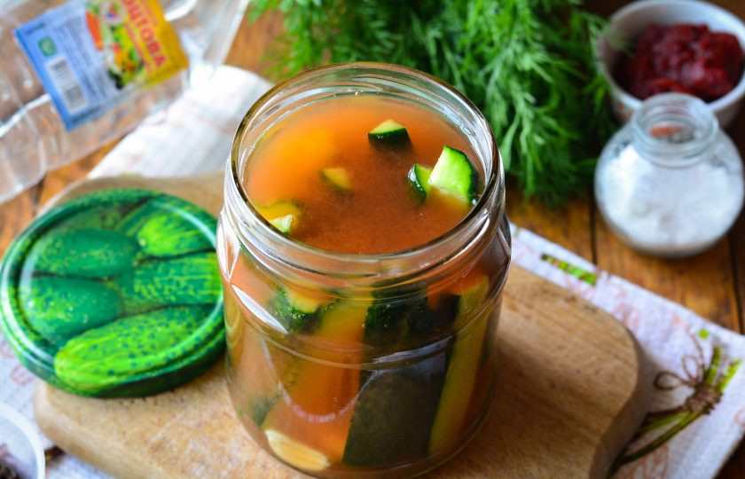 1. Этап. Огурцы в томатной пасте на зиму: Залейте огурцы томатной заливкой.