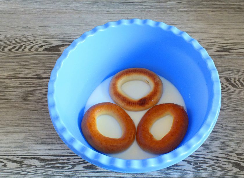 1. Этап. Мини-пиццы из баранок: В оставшемся молоке замочите баранки для основы. С одной стороны выдержите 5 минут, потом переверните и держите еще 5 минут.