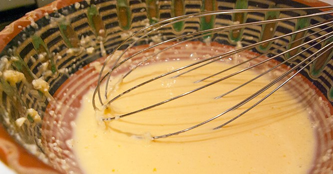 1. Этап. Спагетти под соусом Карбонара: Еще раз все взбили.