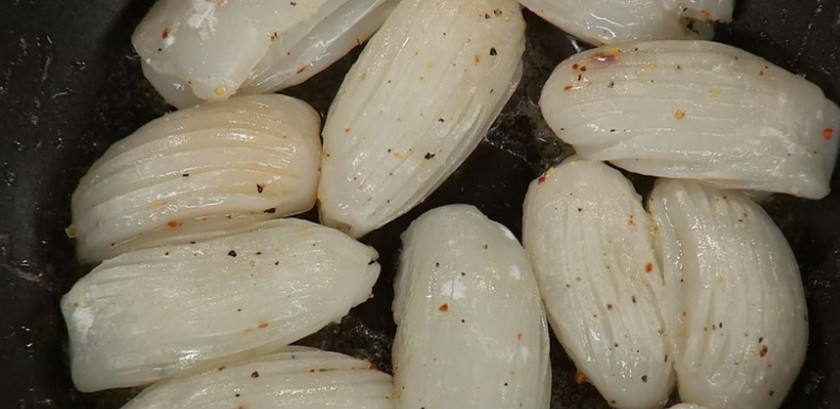 1. Этап. Кальмары с апельсинами: На разогретой сковороде обжарьте кальмары 3-4 минуты. Цикорий смешайте с перцем чили.