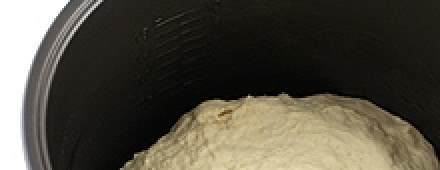 1. Этап. Белый хлеб в мультиварке: 4. Маслом смазываем чашу мультиварки, выкладываем тесто, и закрываем крышку. Ставим на 10 минут греться, затем оставим чуть 