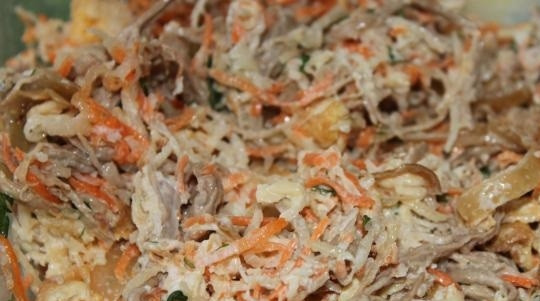 1. Этап. Салат Загадка классический: 5. Все ингредиенты выкладываем в миску, солим и перчим, заправляем майонезом. Все хорошо перемешиваем. Перед употреблением немного настаиваем и подаем к столу.