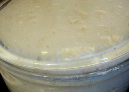 1. Этап. Тесто на пирожки жареные: Оставляем замешанное тесто набухать под полотенцем. Через 15 минут следует еще раз его вымесить руками. После чего ставим тесто подниматься в теплое место на 40-50 минут (в зависимости от температуры помещения). Оно должно подняться и запузыриться.