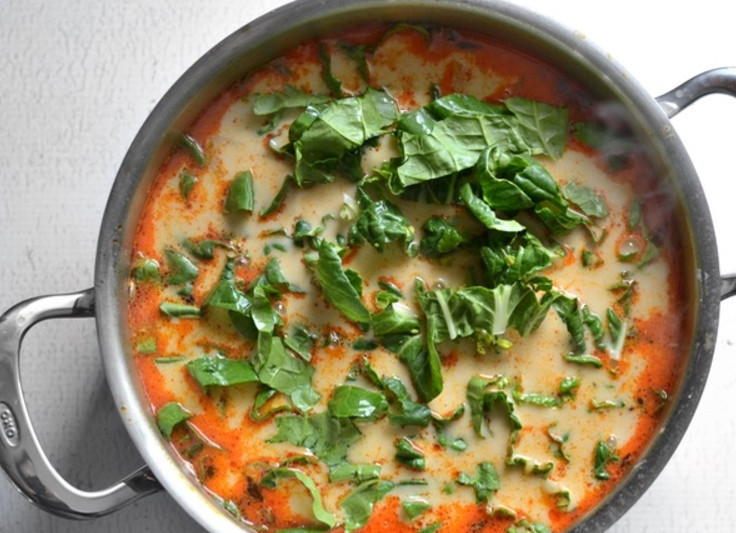 1. Этап. Овощной суп с карри: В кастрюлю с картофелем влейте кокосовое молоко и рыбный соус, всыпьте сахар. Размешайте, попробуйте. Если надо, добавьте еще рыбного соуса или сахара. Добавьте оставшуюся зелень капусты и снова перемешайте.